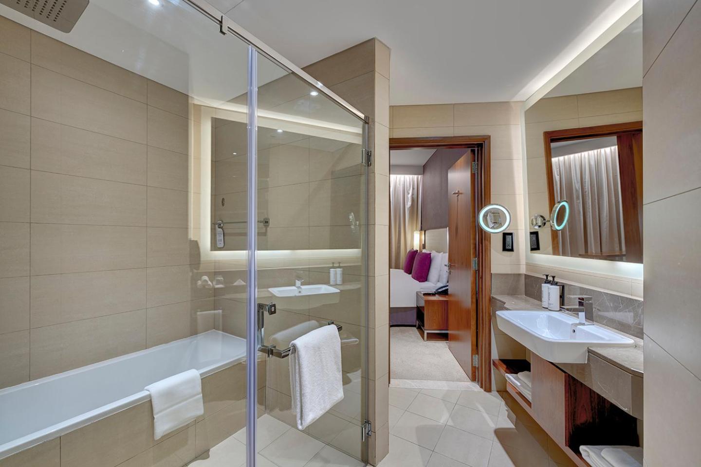 Junior Suite mit Kingsize-Bett, Gartenblick und Zugang zur Lounge